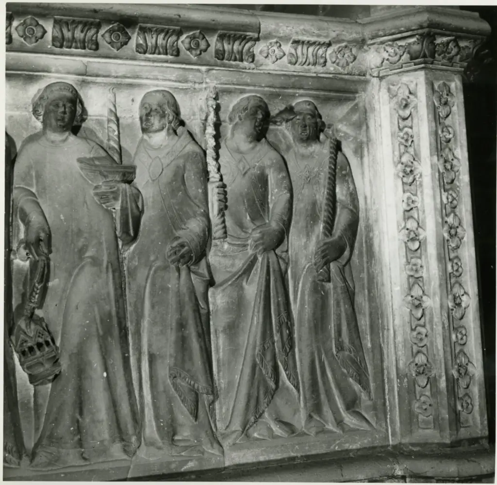 Anonimo , Agostino di Giovanni; Agnolo di Ventura - sec. XIV - Chierici officianti le esequie. Particolare della Tomba del Vescovo Tarlati