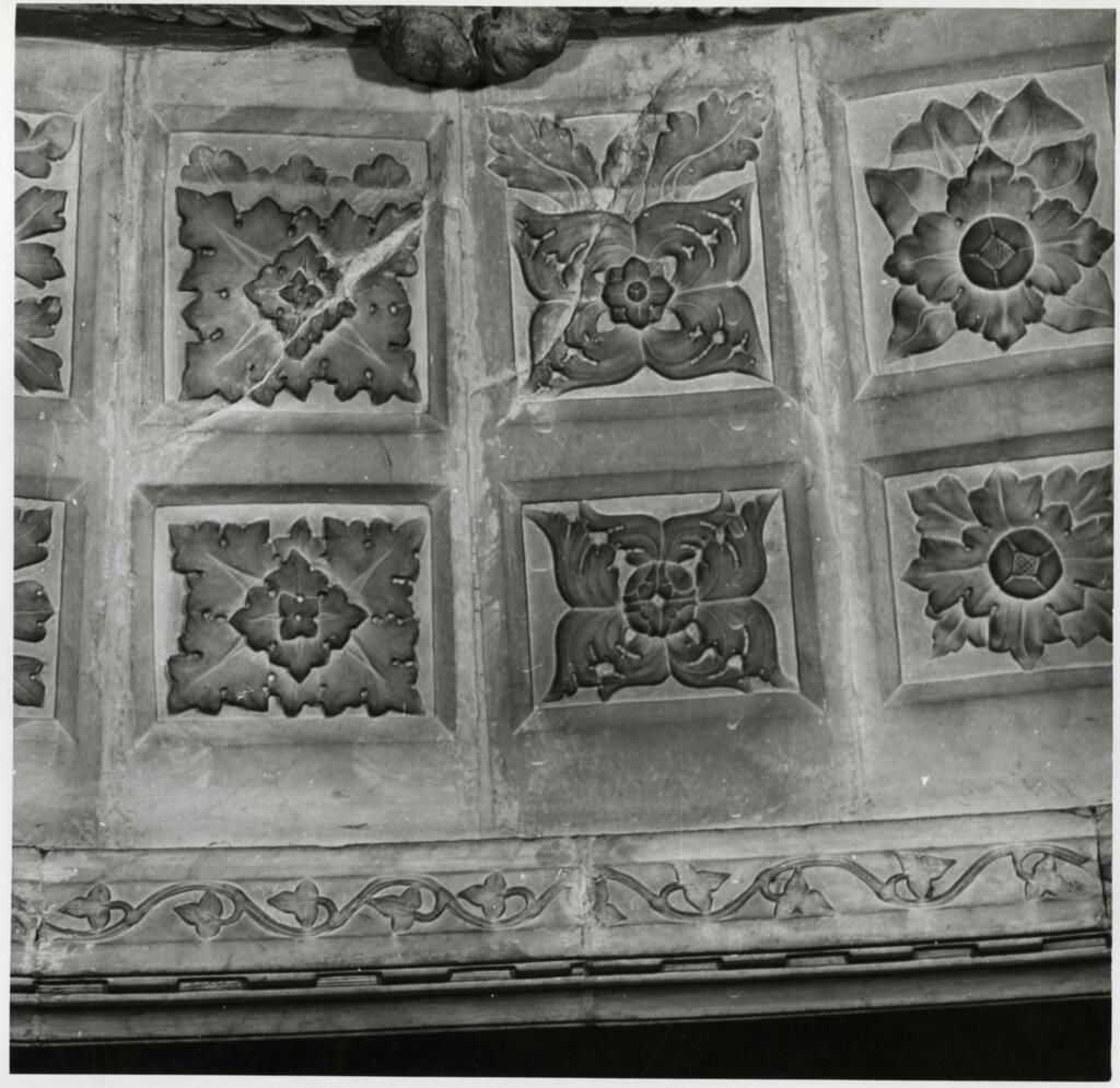 Anonimo , Agostino di Giovanni; Agnolo di Ventura - sec. XIV - Particolare della decorazione del sottarco della Tomba del Vescovo Tarlati