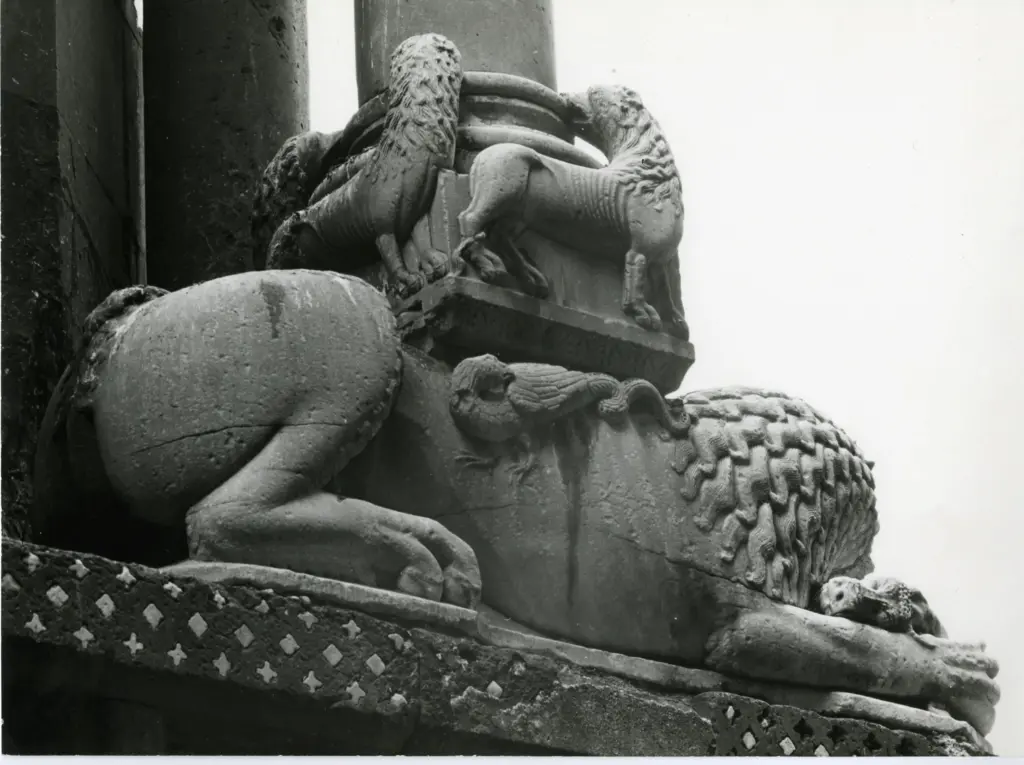 Antelami Benedetto , Leone stiloforo