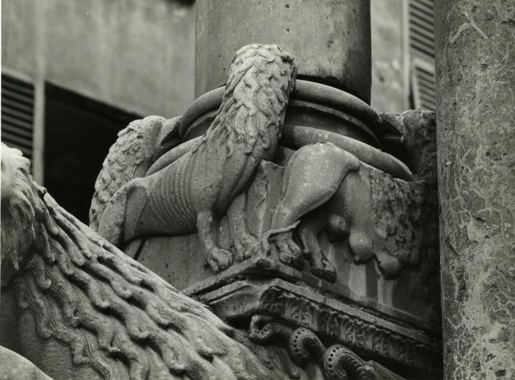 Università di Pisa. Dipartimento di Storia delle Arti , Antelami Benedetto - sec. XII - Leone stiloforo, particolare del basamento soprastante