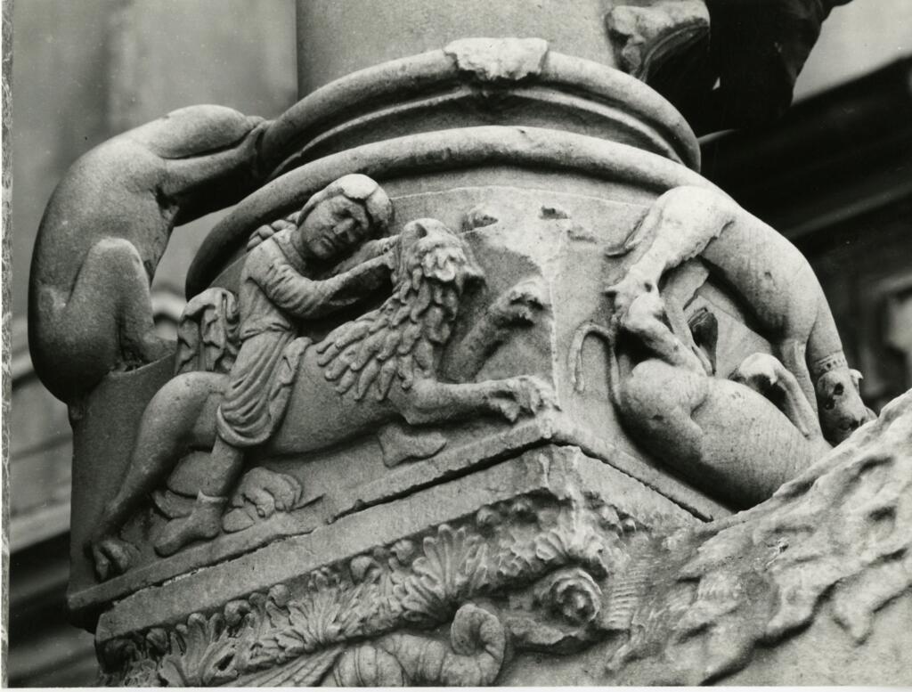 Università di Pisa. Dipartimento di Storia delle Arti , Antelami Benedetto - sec. XII - Leone stiloforo, particolare del basamento soprastante con scene di caccia