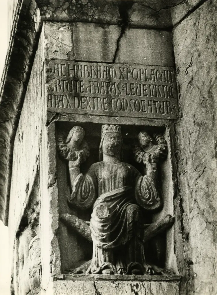 Anonimo , Antelami Benedetto - sec. XII/ XIII - Allegoria delle Virtù, la Fede seduta con la Giustizia e la Pace