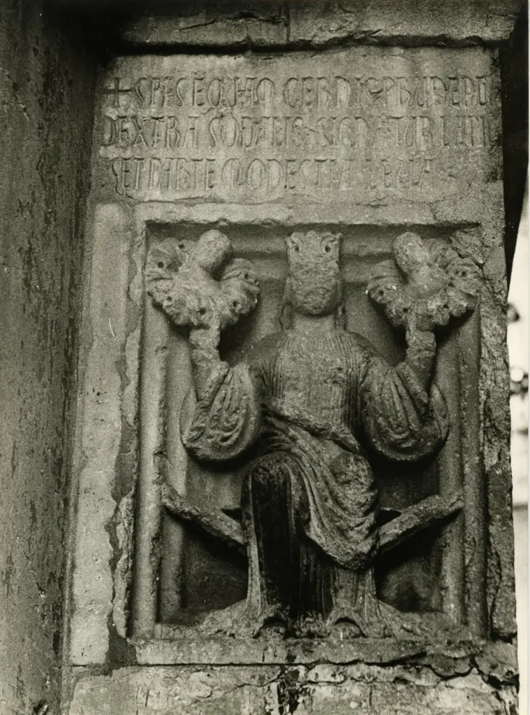 Anonimo , Antelami Benedetto - sec. XII/ XIII - Allegoria delle Virt&ugrave;, la Speranza seduta con la Prudenza e la Modestia