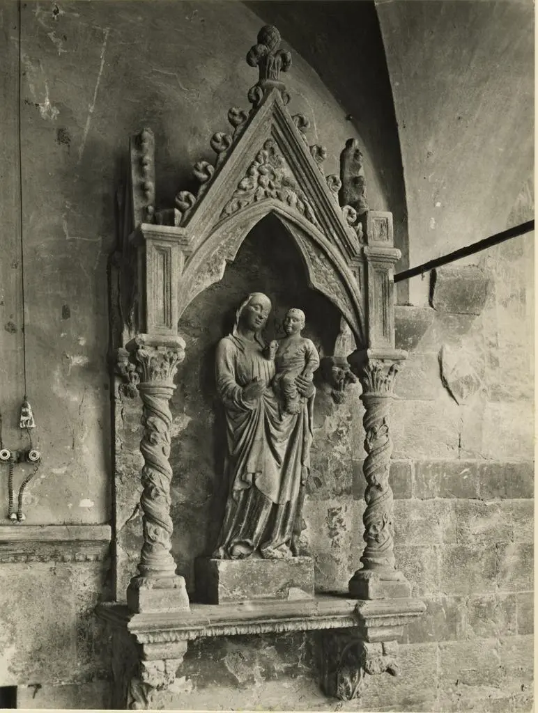 Alinari, Fratelli , Figline (Valdarno) - Chiesa di S. Francesco, Portico. Edicola con la Madonna di Scuola Pisana XIV. sec.