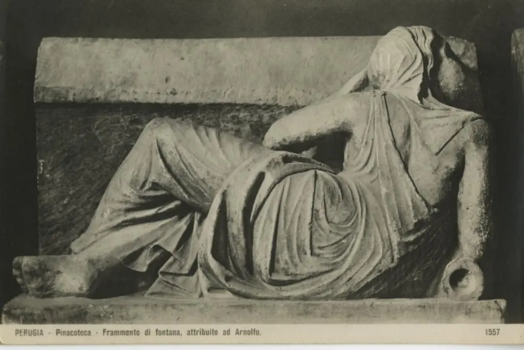 Tilli , Perugia - Pinacoteca - Frammento di fontana, attribuito ad Arnolfo