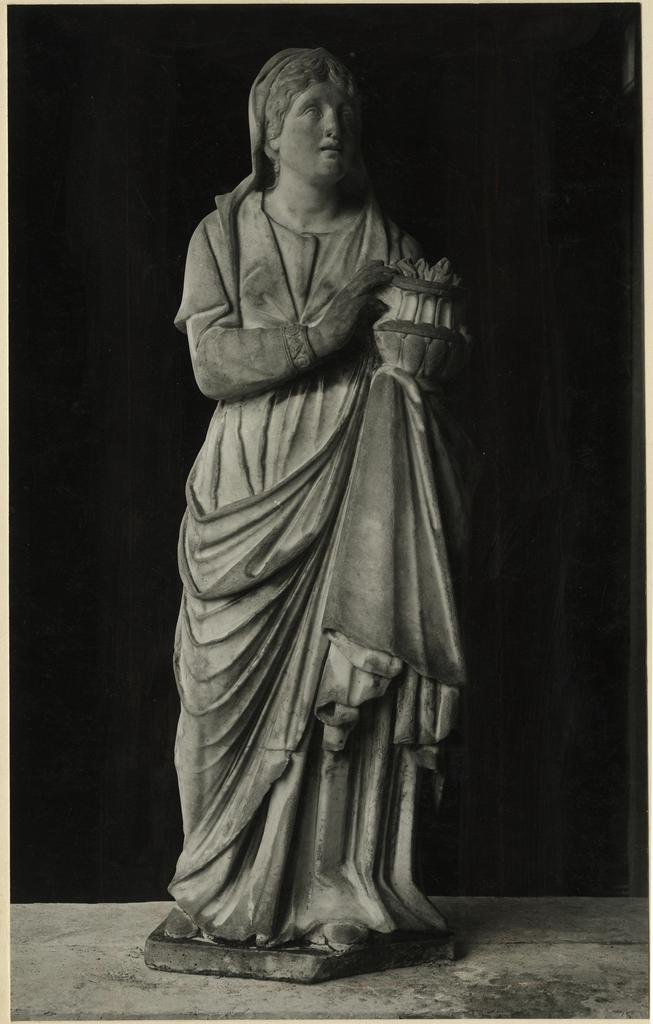 Anonimo , Arnolfo di Cambio: S. Reparata, marmo, Firenze, Museo dell'Opera del Duomo (dalla facciata di S. Maria del Fiore, lunetta della porta centrale)