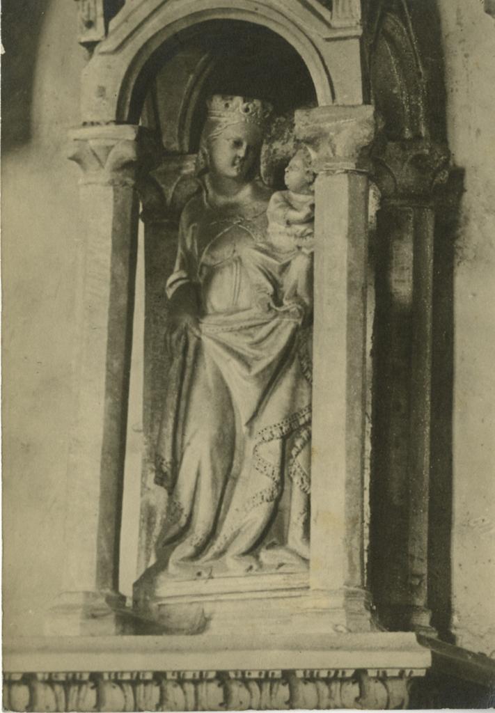 Anonimo , Sarzana - S. Francesco. Gruppo di Giov. di Balduccio (1328). Dettaglio del Monumento a Guarniero di Castruccio