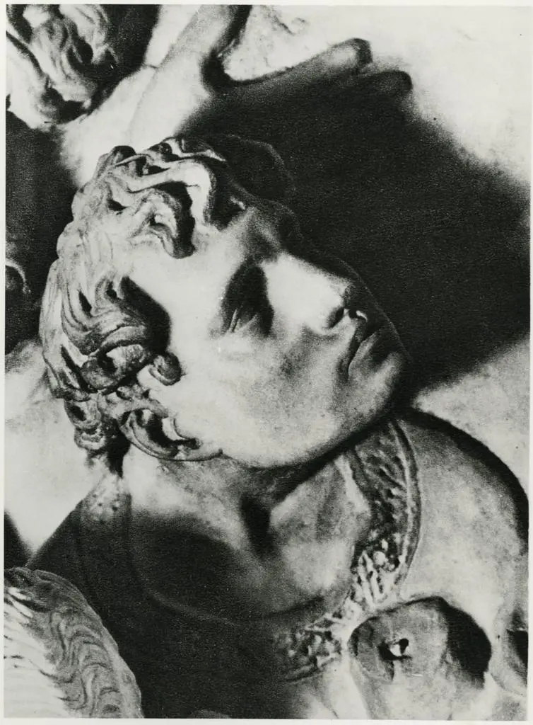 Anonimo , Pisano Nicola; Arnolfo di Cambio; Pisano Giovanni - sec. XIII - Crocifissione di Cristo. Particolare con Longino