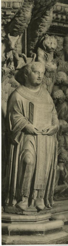 Anonimo , Seguace di Arnolfo di Cambio: il simbolo degli Evangeli. Siena, Pulpito del Duomo