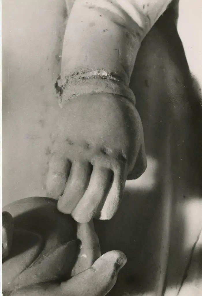 Anonimo , Pisano Nino - sec. XIV - Angeli adoranti la Madonna con Bambino. Particolare del braccio del Bambino