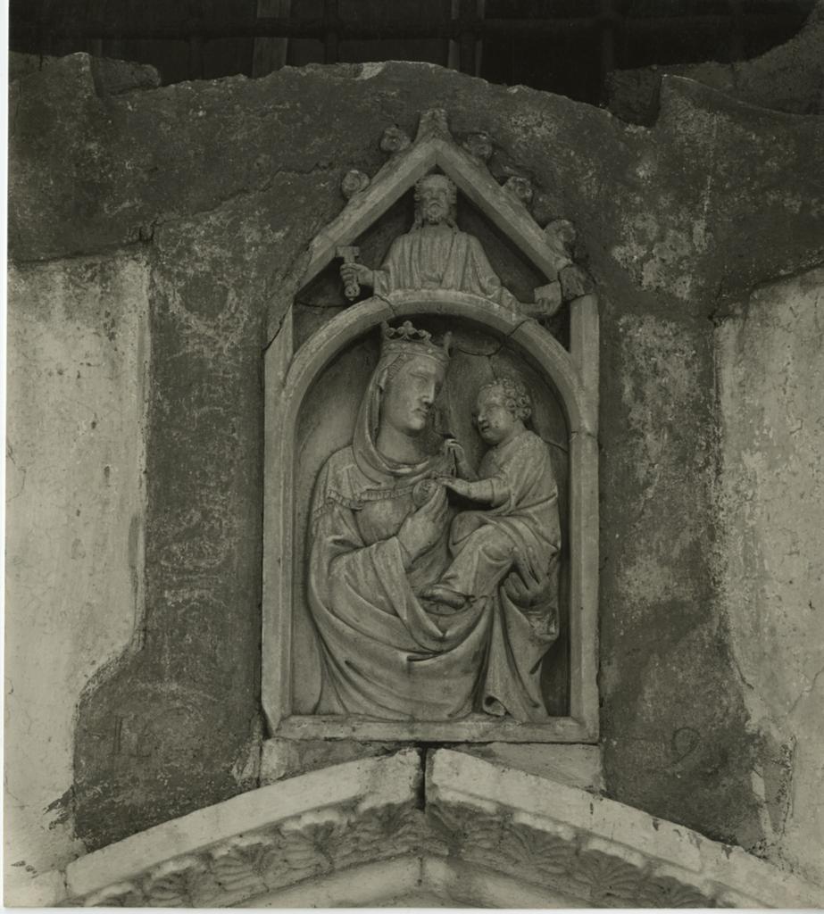 Tino di Camaino, bottega , Madonna con Bambino, Cristo in gloria