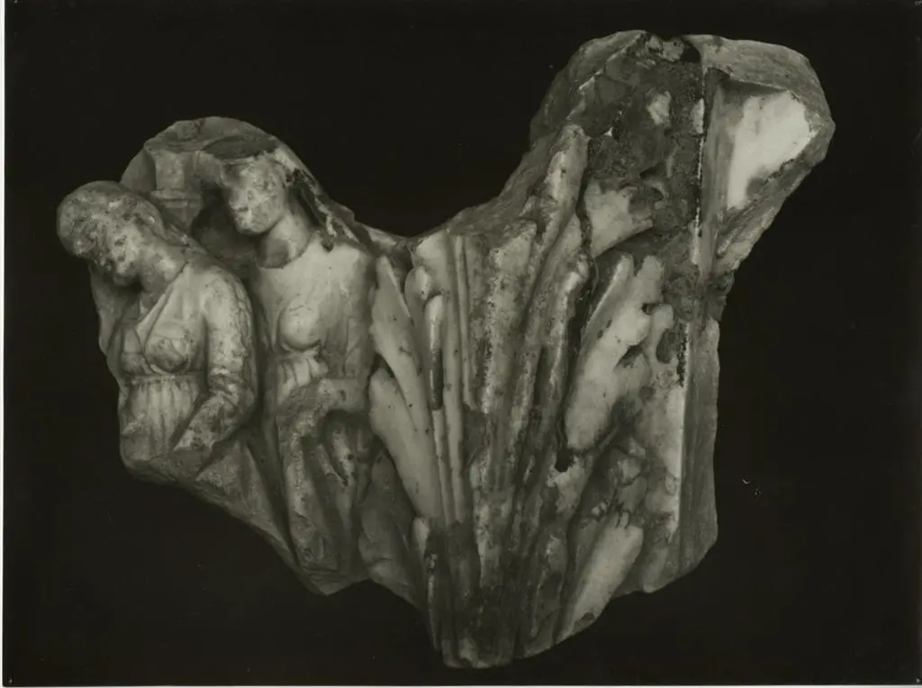 Tino di Camaino , Due figure femminili, Motivi decorativi vegetali