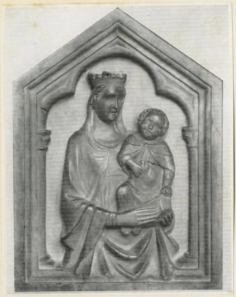 Anonimo , Tino da Camaino - prima met&agrave; del 1300 - Madonna con Bambino - Letteratura: A. Venturi, Storia dell'arte, vol. IV, fig. 207 - Provenienza: Barone Michele Lazzaroni Parigi