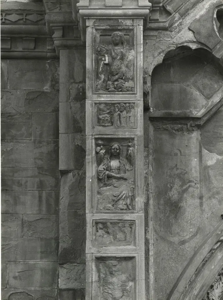 Universit&agrave; di Pisa. Dipartimento di Storia delle Arti , Arezzo. Duomo. Portale (dettaglio)