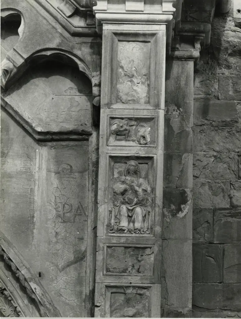 Universit&agrave; di Pisa. Dipartimento di Storia delle Arti , Arezzo. Duomo. Portale (dettaglio)