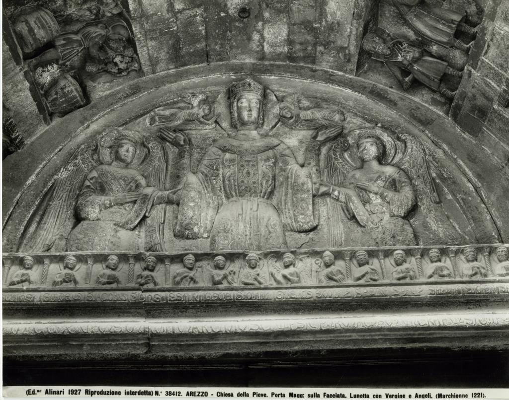 Alinari, Fratelli , Arezzo - Chiesa della Pieve. Porta Magg.: sulla Facciata, Lunetta con Vergine e Angeli. (Marchionne 1221)
