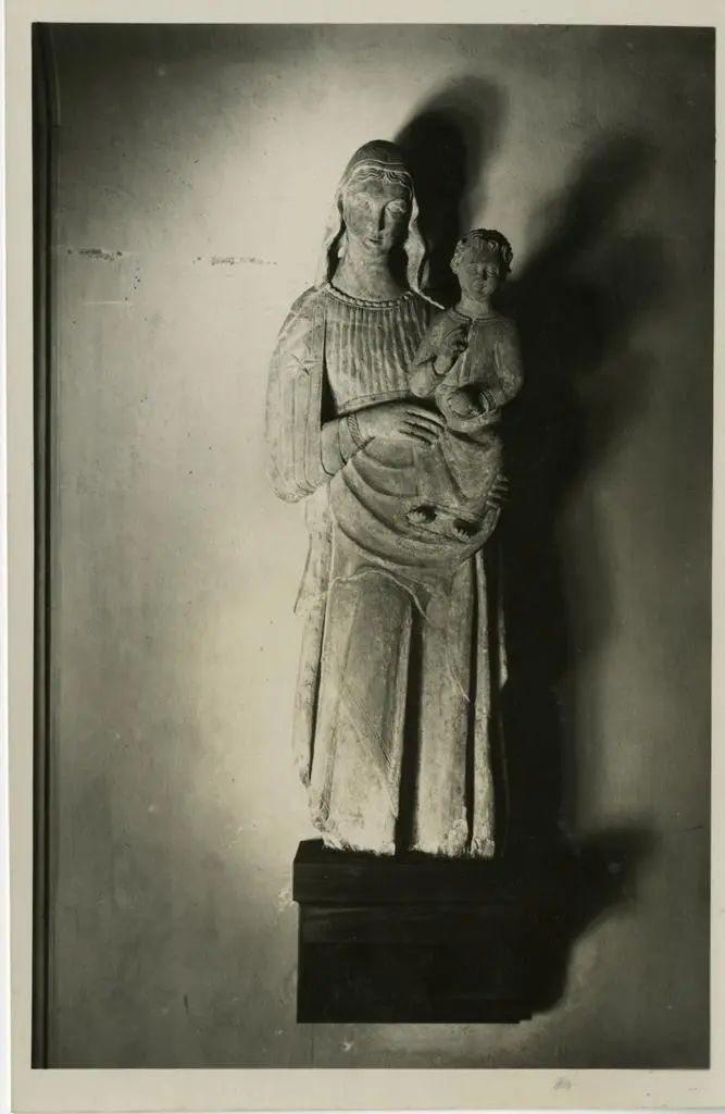 Gabinetto Fotografico della Soprintendenza Speciale per il Patrimonio Storico, Artistico ed Etnoantropologico e per il Polo Museale della citt&agrave; di Firenze , Arezzo. Conservatorio di S. Caterina (Statua Madonna col Bambino sec XIV)