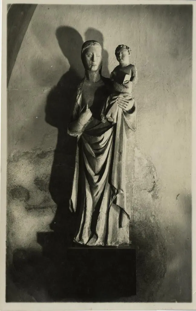 Gabinetto Fotografico della Soprintendenza Speciale per il Patrimonio Storico, Artistico ed Etnoantropologico e per il Polo Museale della citt&agrave; di Firenze , Arezzo. R. Conservatorio di S. Caterina - Statua; Madonna col bambino (sec XIV)