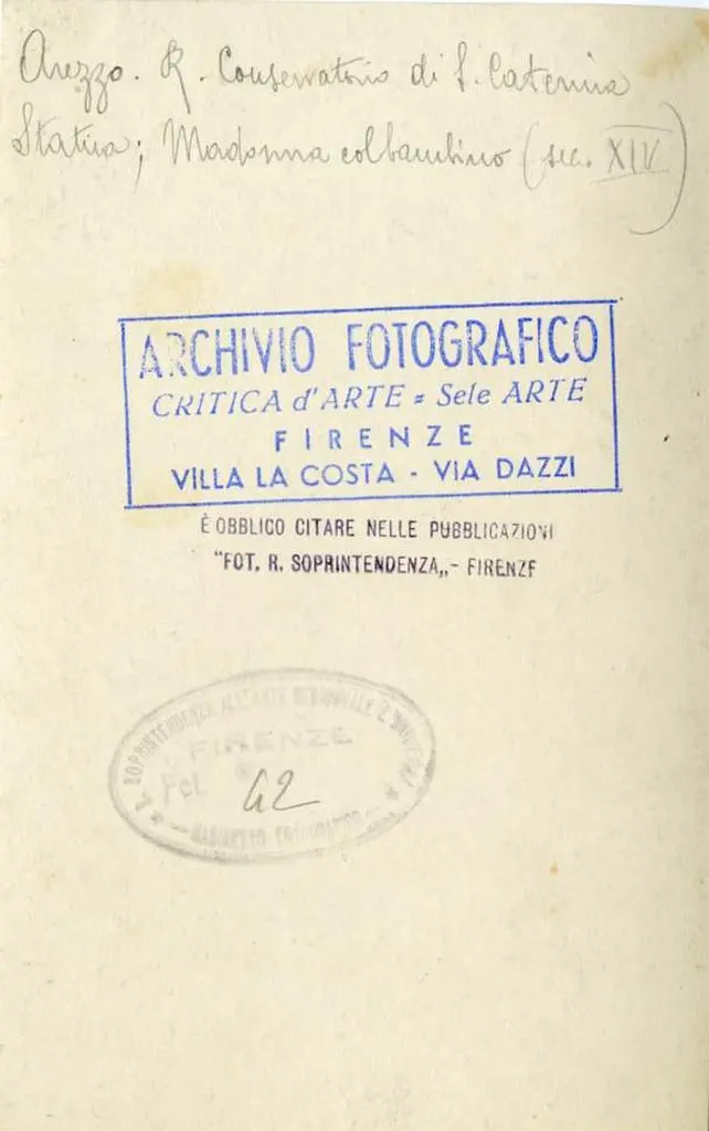 Gabinetto Fotografico della Soprintendenza Speciale per il Patrimonio Storico, Artistico ed Etnoantropologico e per il Polo Museale della citt&agrave; di Firenze , Arezzo. R. Conservatorio di S. Caterina - Statua; Madonna col bambino (sec XIV)