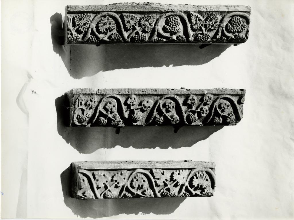 Università di Pisa. Dipartimento di Storia delle Arti , Anonimo toscano sec. XII - Motivi decorativi fitomorfi con foglie d'acanto e girali di tralci con grappoli d’uva e foglie di vite