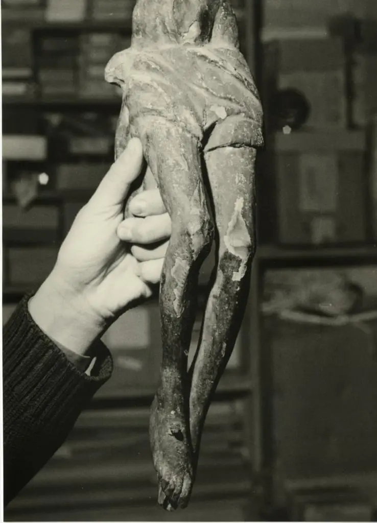 Anonimo , Anonimo sec. XIII - Cristo crocifisso. Particolare perizoma e arti inferiori