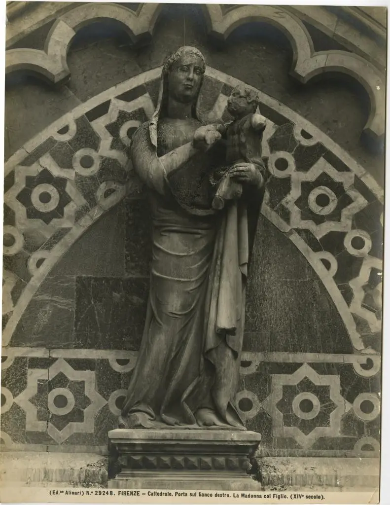 Alinari, Fratelli , Firenze - Cattedrale. Porta sul fianco destro. La Madonna col Figlio. (XIV&deg; secolo)