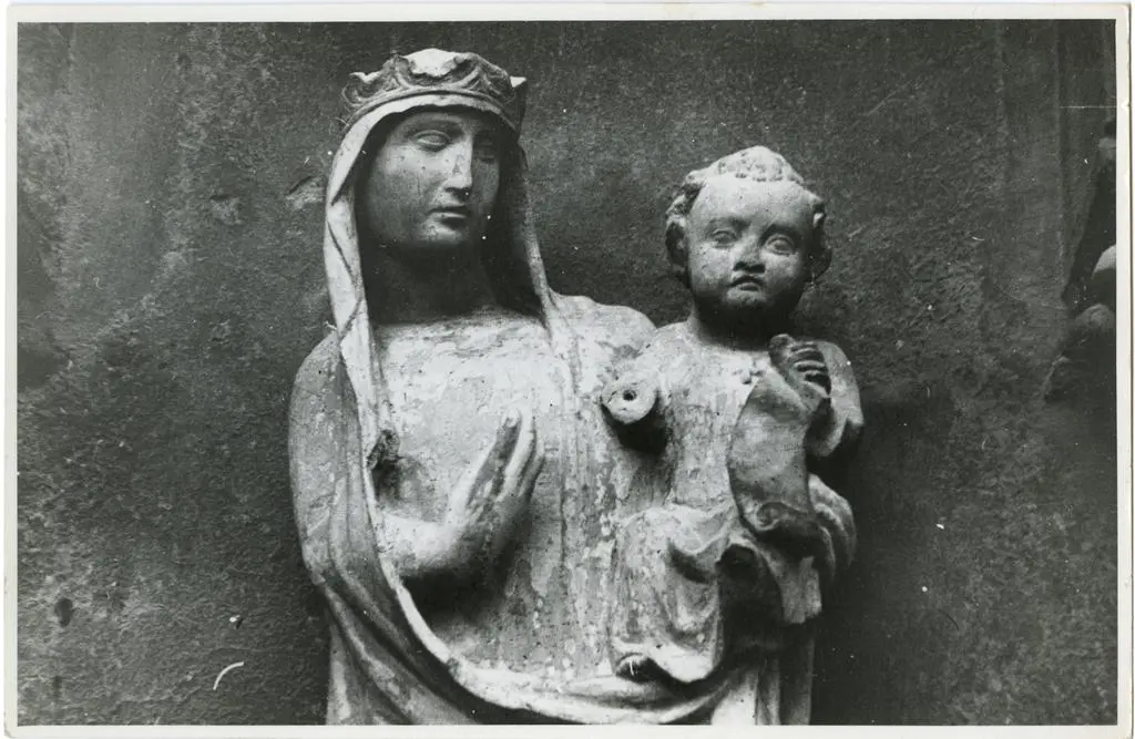 Gabinetto Fotografico della Soprintendenza Speciale per il Patrimonio Storico, Artistico ed Etnoantropologico e per il Polo Museale della citt&agrave; di Firenze , Arnoldi Alberto - sec. XIV - Madonna con Bambino. Particolare