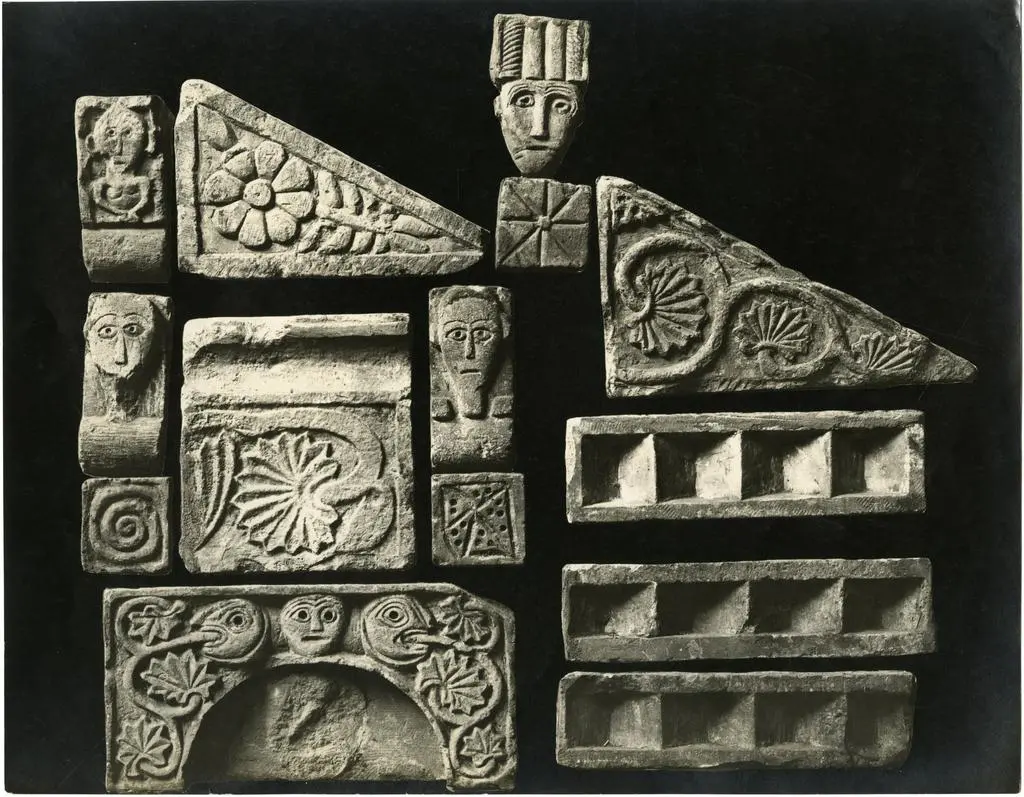 Gabinetto Fotografico della Soprintendenza Speciale per il Patrimonio Storico, Artistico ed Etnoantropologico e per il Polo Museale della citt&agrave; di Firenze , Firenze Collez. Sig. Romano (Via delle Belle Donne 8), frammenti di sculture provenienti dalla Chiesa di S. Pietro in Porto presso Legnago