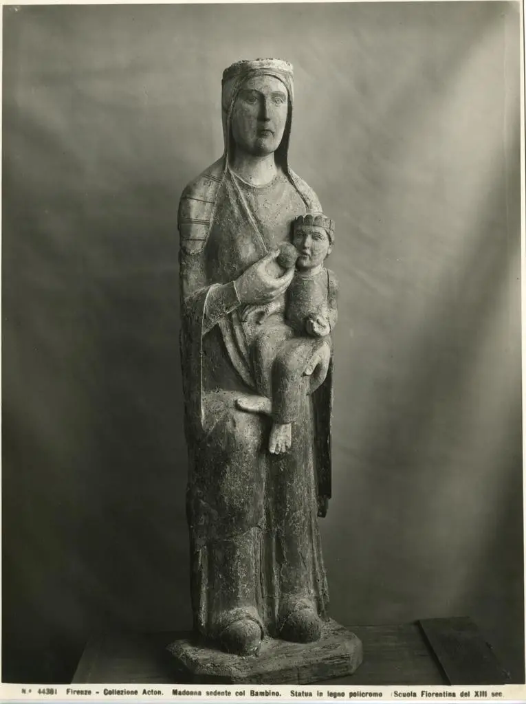 Alinari, Fratelli , Firenze - Collezione Acton. Madonna sedente col Bambino. Statua in legno policromo (Scuola Fiorentina del XIII sec.)