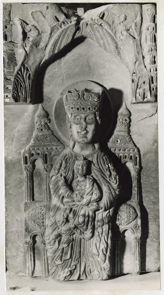 Anonimo , Scultore lucchese del XII secolo - Madonna col Bambino in trono - Lucca, S. Maria Forisportam [distrutta in tempi recenti nel corso di un tentato furto]