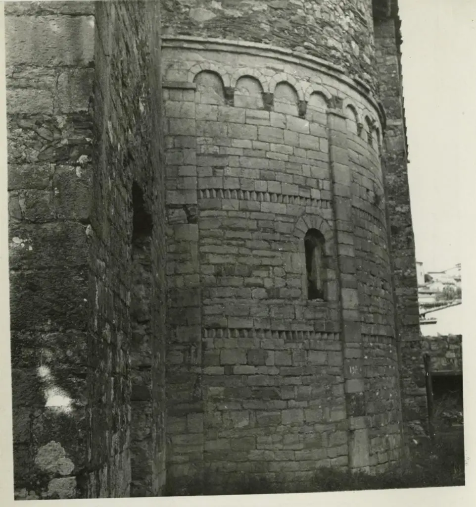 Fototeca della Soprintendenza per i beni architettonici e paesaggistici, storici, artistici ed etnoantropologici per le province di Pisa e Livorno , Arliano Pieve, abside (particolare)