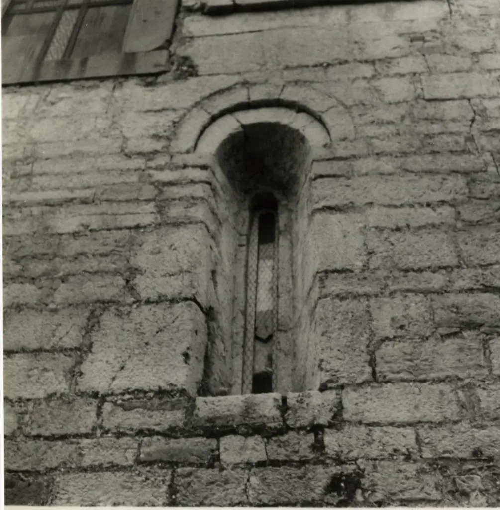 Fototeca della Soprintendenza per i beni architettonici e paesaggistici, storici, artistici ed etnoantropologici per le province di Pisa e Livorno , Anonimo - sec. X/ XII - Arliano, Pieve di San Giovanni Battista, fianco laterale destro, particolare con monofora