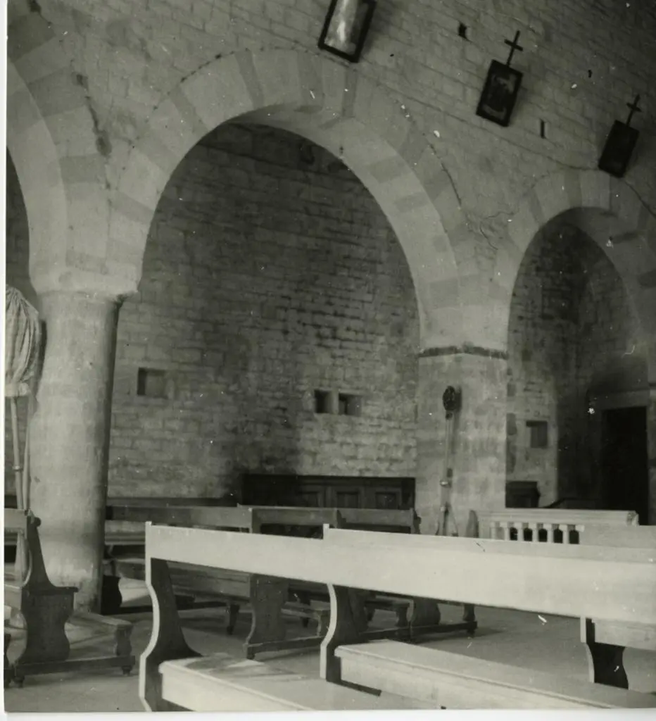 Fototeca della Soprintendenza per i beni architettonici e paesaggistici, storici, artistici ed etnoantropologici per le province di Pisa e Livorno , Arliano, interno, particolare della navatella sinistra (si nota in alto, nell'angolo del paramento del fianco della navatella, la porta di accesso, ora murata, del campanile trecentesco)