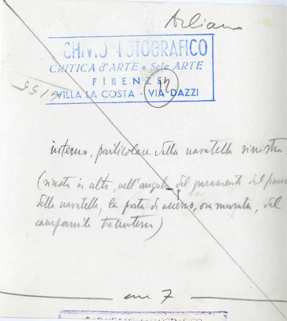 Fototeca della Soprintendenza per i beni architettonici e paesaggistici, storici, artistici ed etnoantropologici per le province di Pisa e Livorno , Arliano, interno, particolare della navatella sinistra (si nota in alto, nell'angolo del paramento del fianco della navatella, la porta di accesso, ora murata, del campanile trecentesco)