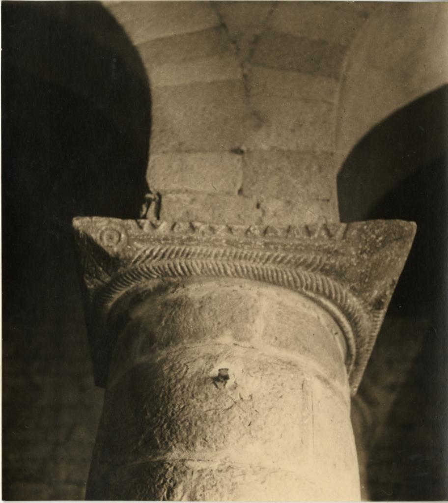 Anonimo , Arliano (Lucca), S. Martino, particolare del primo capitello a destra