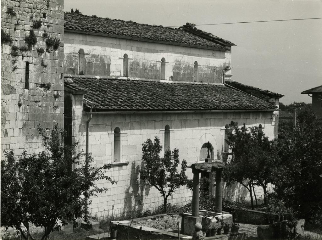 Università di Pisa. Dipartimento di Storia delle Arti , Lucca (dintorni) - Chiesa di S. Andrea di Gattaiola: fianco sud