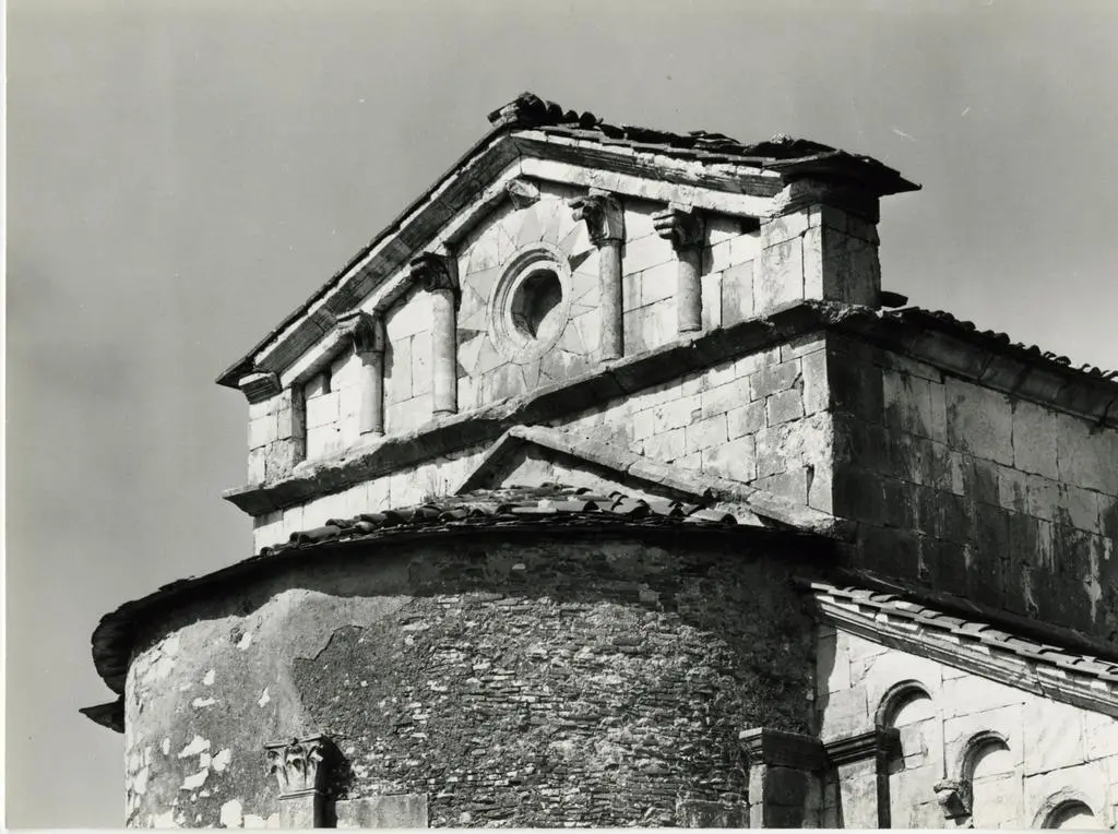 Università di Pisa. Dipartimento di Storia delle Arti , Lucca (dintorni). Pieve Vecchia di S. Maria del Giudice: part. testata absidale