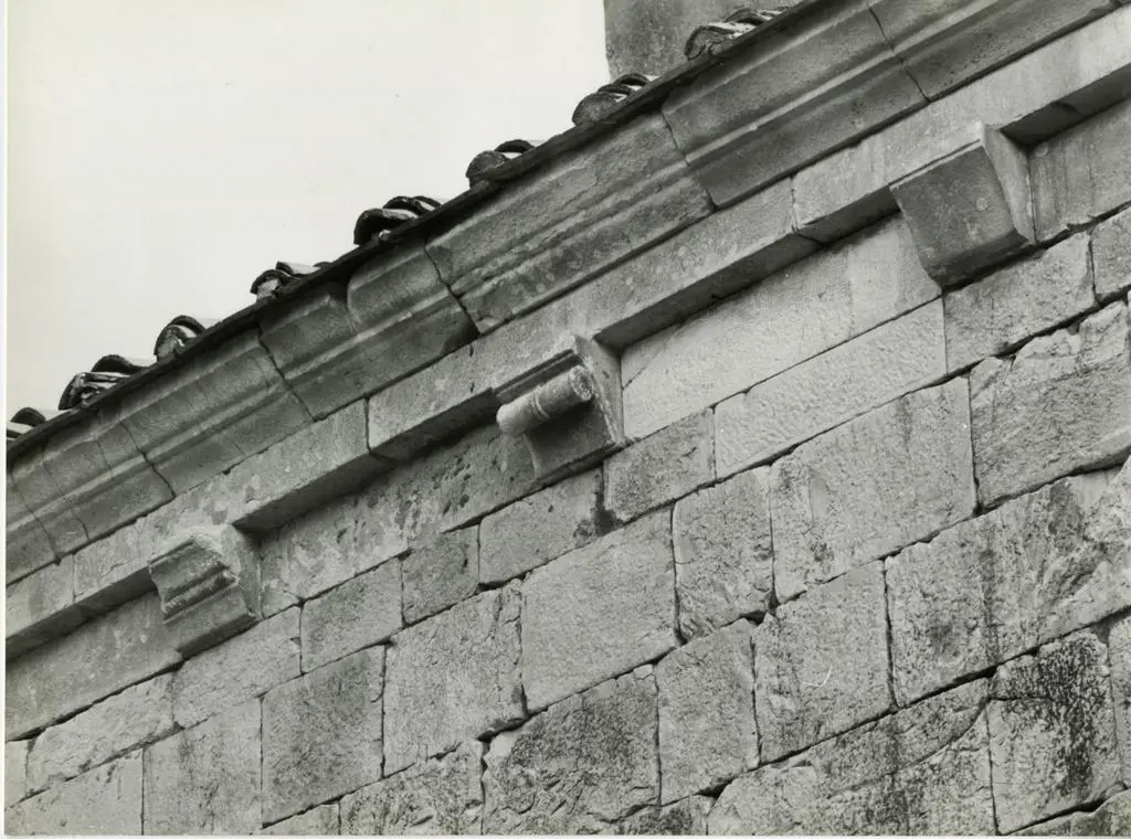 Università di Pisa. Dipartimento di Storia delle Arti , Lucca (dintorni) - S. Maria del Giudice: Pieve Vecchia, mensole fianco nord