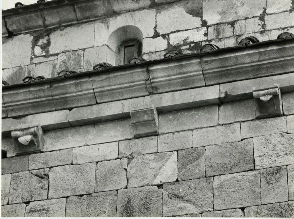 Università di Pisa. Dipartimento di Storia delle Arti , Lucca (dintorni). Pieve Vecchia di S. Maria del Giudice: part. mensole fianco nord