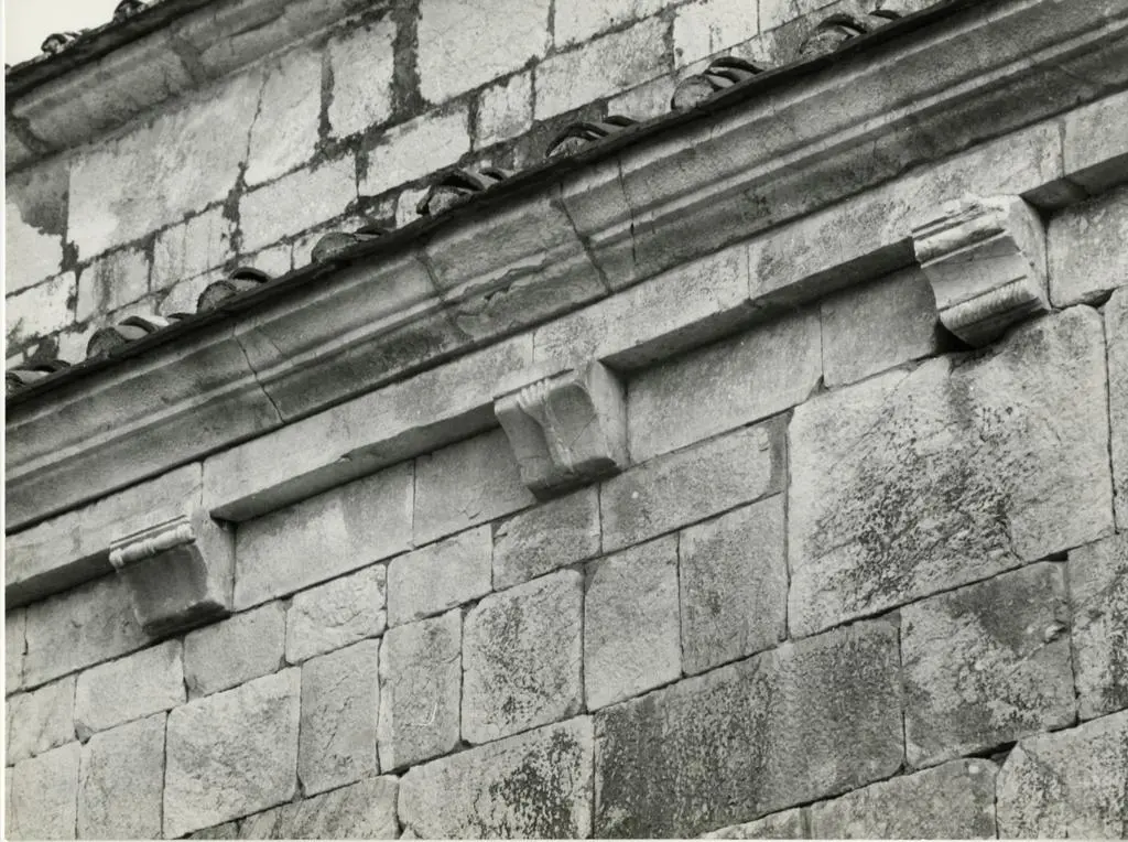 Università di Pisa. Dipartimento di Storia delle Arti , Lucca (dintorni). Pieve Vecchia di S. Maria del Giudice, mensole fianco nord