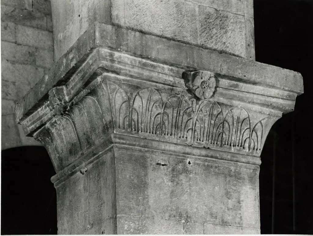 Universit&agrave; di Pisa. Dipartimento di Storia delle Arti , Lucca (dintorni). Pieve Nuova di S. Maria del Giudice, capitello del pilastro destro