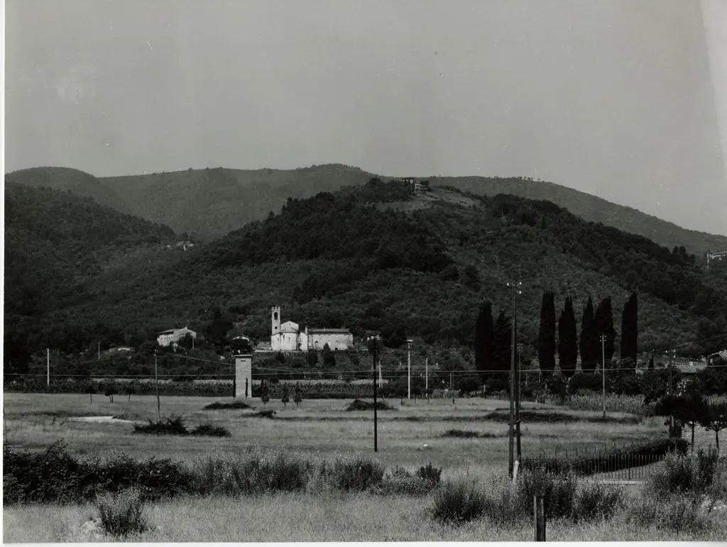 Universit&agrave; di Pisa. Dipartimento di Storia delle Arti , Lucca (dintorni). Chiesa di S. Michele in Escheto, veduta panoramica dalla strada del Brennero