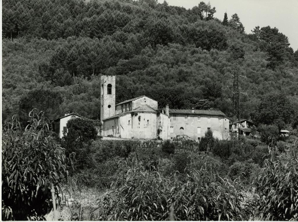 Università di Pisa. Dipartimento di Storia delle Arti , Lucca (dintorni). Chiesa di S. Michele in Escheto, veduta da lontano dell'abside e del fianco sud