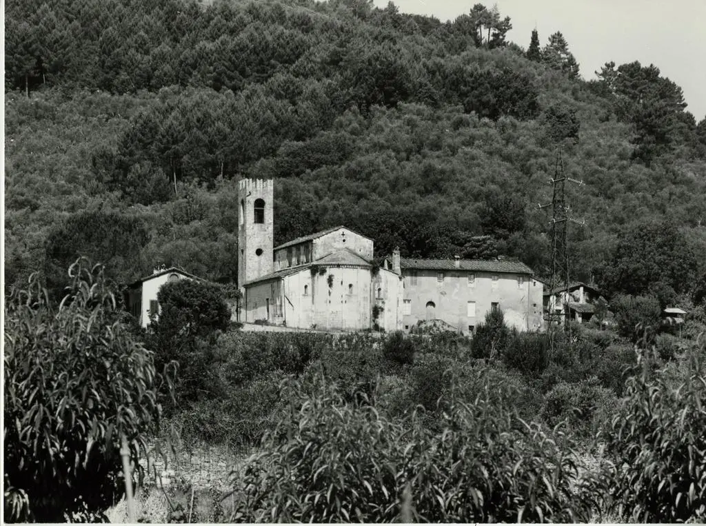Universit&agrave; di Pisa. Dipartimento di Storia delle Arti , Lucca (dintorni). Chiesa di S. Michele in Escheto, veduta da lontano dell'abside e del fianco sud