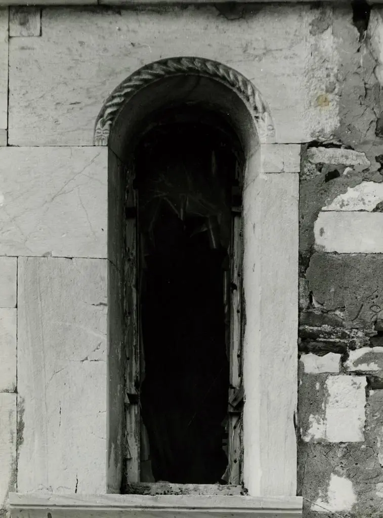 Universit&agrave; di Pisa. Dipartimento di Storia delle Arti , Lucca (dintorni). Chiesa di S. Michele in Escheto. Monofora fianco sud