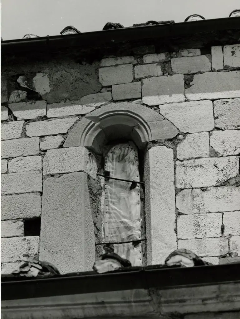 Universit&agrave; di Pisa. Dipartimento di Storia delle Arti , Lucca (dintorni). Chiesa di S. Michele in Escheto. Monofora della nave centrale (esterno)