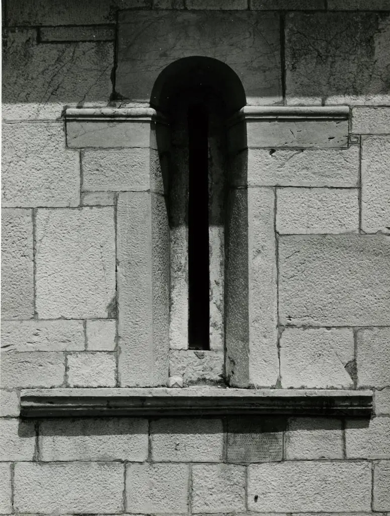 Universit&agrave; di Pisa. Dipartimento di Storia delle Arti , Lucca (dintorni). Chiesa di S. Michele in Escheto. Monofora fianco destro