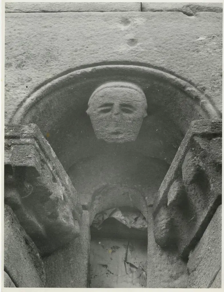 Universit&agrave; di Pisa. Dipartimento di Storia delle Arti , Anonimo toscano - sec. XII - San Leonardo in Treponzio, chiesa di S. Leonardo, monofora con testa d'uomo