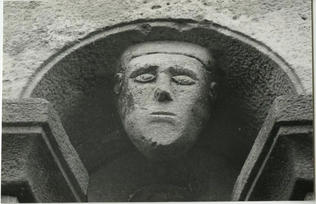 Anonimo , S. Leonardo a Treponzio: manufatto decorativo nella fiancata destra della chiesa