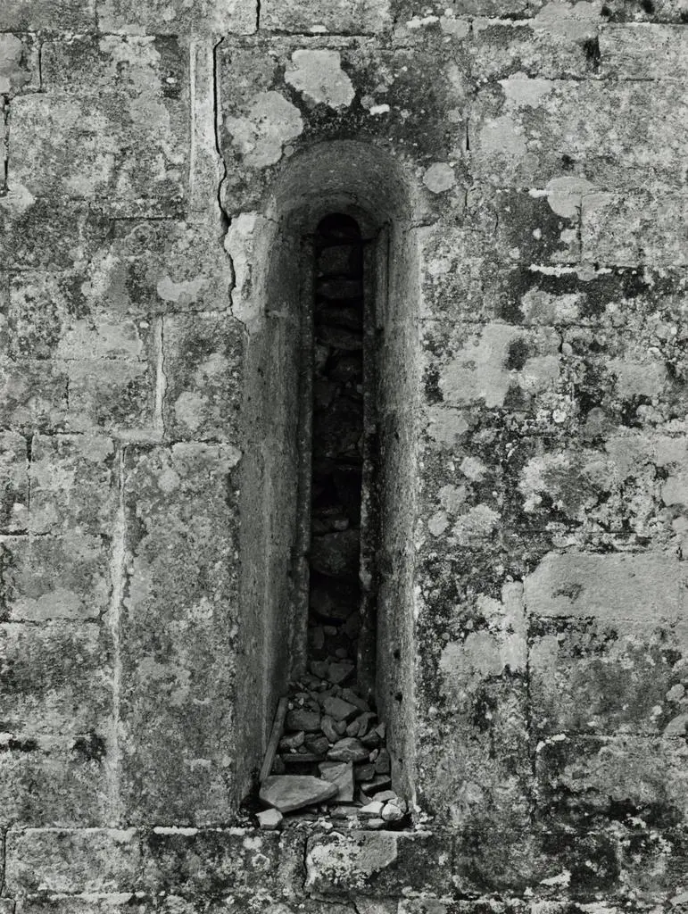 Universit&agrave; di Pisa. Dipartimento di Storia delle Arti , Lucca (dintorni) - Chiesa di S. Bartolomeo di Ruota - monofora fianco sinistro